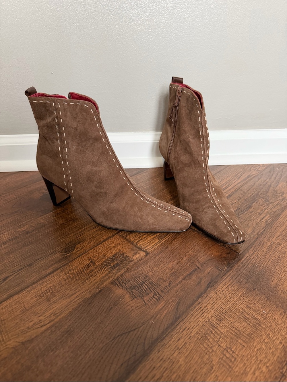 Donald J Pliner Lyza Ankle Kitten 2.5" Block Heeled Suede stitched Ankle Boots 8